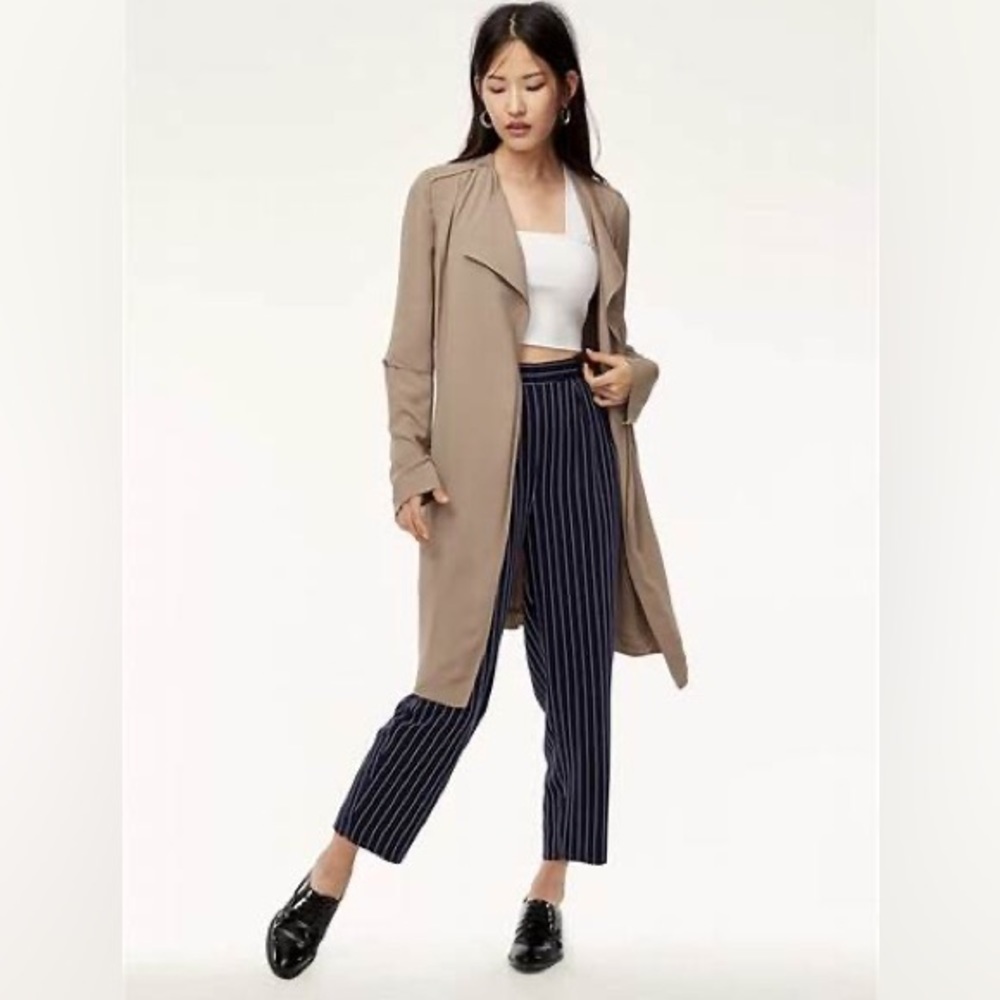 Aritzia Babaton
Modesto Pant Dark Blue pinstripe career business casual sz 4